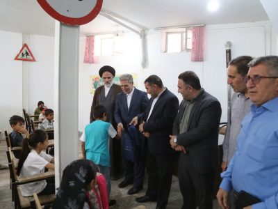 کیف و نوشت‌افزار بین کودکان نیازمند توزیع شد